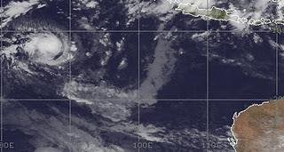 Tropischer Sturm ALENGA im Indischen Ozean wandert auf Australien zu