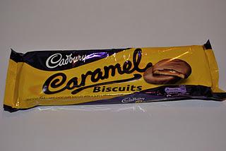 Fox's Chocolatey Vanilla, Cadbury Caramel Biscuits und Marks & Spencer Extremely Chocolatey Milk Chocolate Rounds