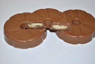 Fox's Chocolatey Vanilla, Cadbury Caramel Biscuits und Marks & Spencer Extremely Chocolatey Milk Chocolate Rounds