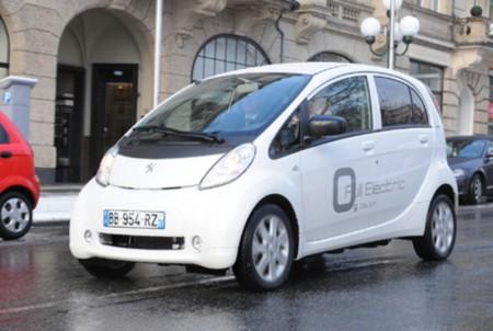 Erstes Elektroauto Peugeot iOn als Fahrschulauto