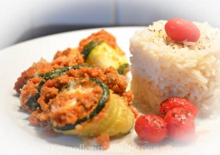 Zucchini-Ziegenkäse Röllchen mit Bolognese und Reis