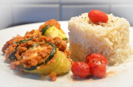 Zucchini-Ziegenkäse Röllchen mit Bolognese und Reis