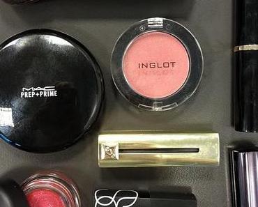 Kosmetiktascheninhalt.