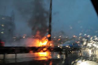 Regen, Stau und ein brennendes Auto