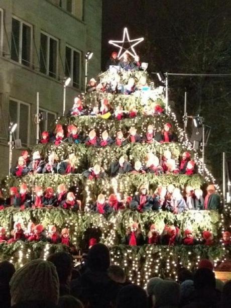 Verabschiedet sich mit dem singenden Weihnachtsbaum aus Zürich in die Weihnachtsferien…
