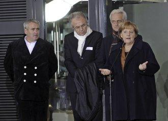 Bundeskanzlerin Dr. Angela Merkel und Bundesverkehrsminister Dr. Peter Ramsauer weihen Berliner Effizienzhaus mit Elektrofahrzeugen des Volkswagen Konzerns ein
