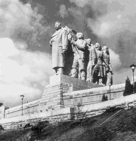 Stalin-Denkmal, linke Seite