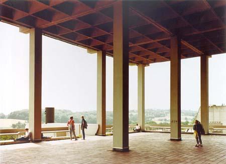 Titelbild des Ausstellungskatalogs Ansicht, Aussicht, Einsicht (Foto: Andreas Gursky, Uni Bochum, 1988)