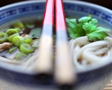 Udon-Hühnersuppe mit Zitronengras, Ingwer und Koriander