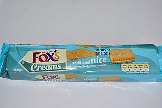 Foxs Traditional Nice Creams, Walkers White Chocolate & Raspberry Biscuits und Mc Vities Milk Chocolate Digestives Caramel