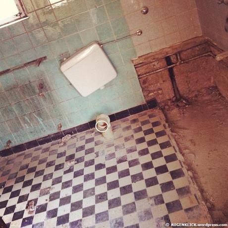 Demontiertes Badezimmer in einem alten Haus