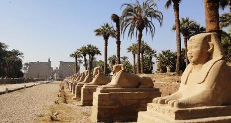 Ägypten: dicke Säulen und Steinmänner