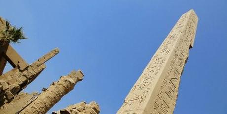Ägypten: dicke Säulen und Steinmänner
