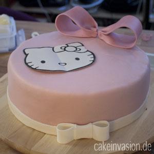 ~ Anleitung: Einen Hello-Kitty-Aufleger für Torten aus Fondant machen ~