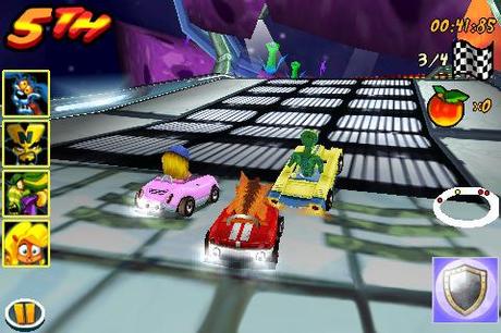 Crash Bandicoot Nitro Kart 3D – Mit unterschiedlichen Waffen beseitigst du lästige Mitstreiter
