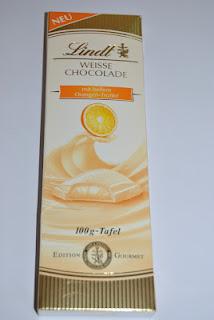 Lindt Weisse Chocolade mit Mandel-Nougat und Mandel-Splittern, mit hellem Orangen-Trüffel und mit Haselnuss-Nougat und Waffel-Stückchen