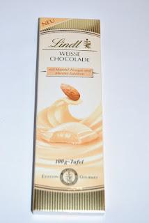 Lindt Weisse Chocolade mit Mandel-Nougat und Mandel-Splittern, mit hellem Orangen-Trüffel und mit Haselnuss-Nougat und Waffel-Stückchen