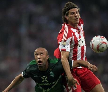 Bayern Munich's Mario Gomez (R) is tackled by Werder Bremen's Mikael Silvestre during their German Bundesliga soccer match in Munich September 11, 2010. REUTERS/Wolfgang Rattay (GERMANY - Tags: SPORT SOCCER IMAGES OF THE DAY) ONLINE CLIENTS MAY USE UP TO SIX IMAGES DURING EACH MATCH WITHOUT THE AUTHORITY OF THE DFL. NO MOBILE USE DURING THE MATCH AND FOR A FURTHER TWO HOURS AFTERWARDS IS PERMITTED WITHOUT THE AUTHORITY OF THE DFL. FOR MORE INFORMATION CONTACT DFL DIRECTLY
