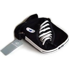 Schwarze Converse Minitasche XS in Schuhform als Chucks Pocket Bag Tasche