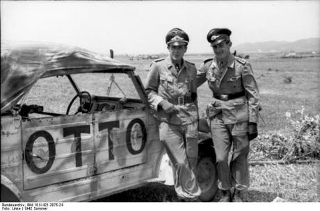 hans-joachim-marseille-und-feldwebel-der-luftwaffe-vw-kubelwagen-otto-nord-afrika-21-06-1942.jpg