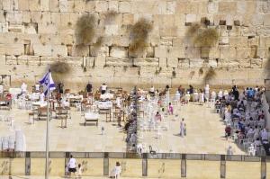 Die Klagemauer ist auch eine Synagoge, daher sind die Bereiche für Männer und Frauen getrennt