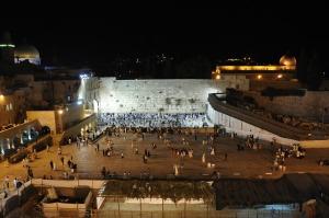 Die Klagemauer in der Nacht auf Yom Kippur