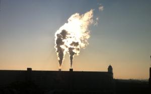Abgaswolken über Heizkraftwerk