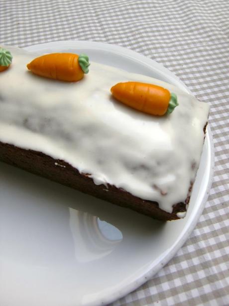 Mein heutiges Sonntagssüß: Der saftigste Carrot Cake ever. Mit Walnüssen und Puderzuckerglasur.