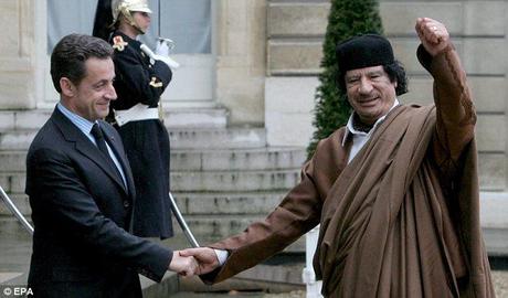 Betrayal: Aber letztlich Nicolas Sarkozy (links) machte auf Oberst Gaddafi (rechts) als Französisch-Jets waren die ersten, Libyen angreifen