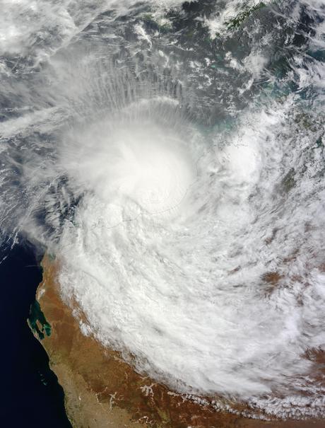 Zyklon LUA ist als Hurrikan über Land gezogen und dabei, sich aufzulösen, Lua, Hurrikanfotos, Australische Zyklonsaison, Australien, 2012, März, Satellitenbild Satellitenbilder, 