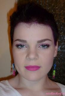 Lila Haare und pinkes Make-up