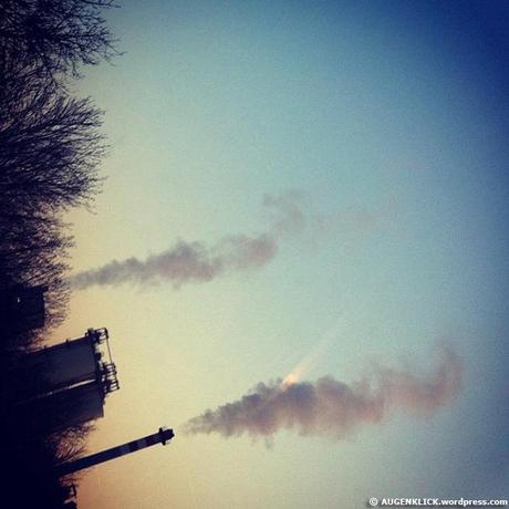 Rauch einer Fabrik am Morgen