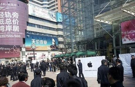 Welt-größter Apple Store in China wird von Sicherheitskräften 