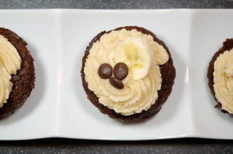 Bananen-Carob-Cupcakes mit Kokos-Icing