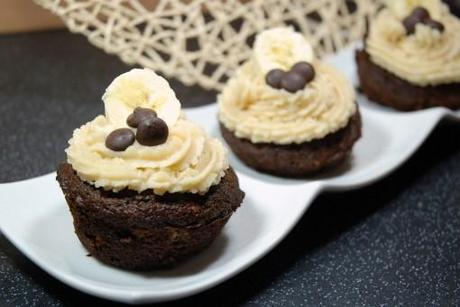 Bananen-Carob-Cupcakes mit Kokos-Icing