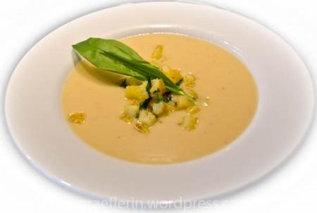 Edle Resteverwertung am Sonntag: Spargelcreme-Suppe mit Bärlauchkartöffelchen