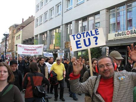 Erfolgreiche Demonstration gegen den ESM in Karlsruhe