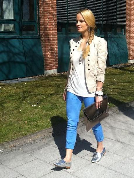 Monday to go: blue pants and silver shoes