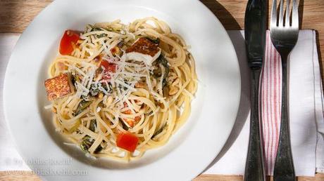 Spaghetti mit Vleeta, gebratenem Manouri und Pinienkernen