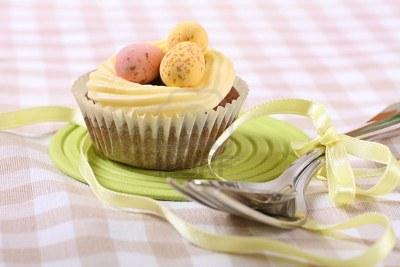 Oster Cupcakes in Gelb mit Schokoeiern