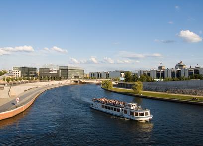 Eine Dampferfahrt am sonnigen Tag durch das Berliner Regierungsviertel