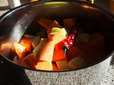 Süsskartoffel-Suppe mit roten Linsen und Apfel