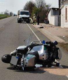 Foto: Das Motorrad und sein Fahrer schlitterten noch einige Meter über die Fahrbahn, bevor sie zum Liegen kamen.  (Medium im neuen Browserfenster öffnen)
