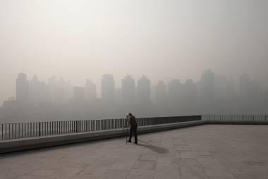 HG Esch auf der Suche nach dem besten Standort für Fotos. Hier ist er in der flächenmäßig größten Stadt der Welt, in Chongqing. (Bild: Privat / KStA)
