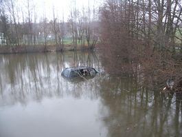 Das Bild zeigt das fast vollständig im See versunkene Fahrzeug