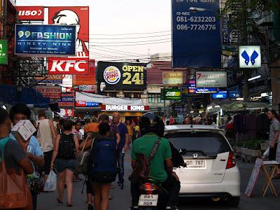 Bangkok schrille Nachtmaerkte, gigantische Palaeste draengelnde Tuk-Fahrer
