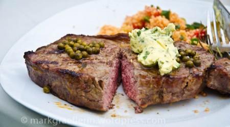 Grillen und Grillieren (1) – Steak No 1 mit Kräuterbutter und grünem Pfeffer