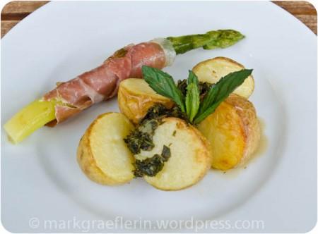 Grillen und Grillieren (3) – Lamm aus der Grillpfanne mit grünen Schinkenspargeln und “Roast Country Potatoes”