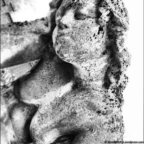 Eine nackte Frauenfigur am Eingang zum Freiburger Hauptfriedhof