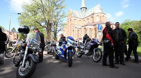 Tausende Motorradfahrer beim Bikergottesdienst